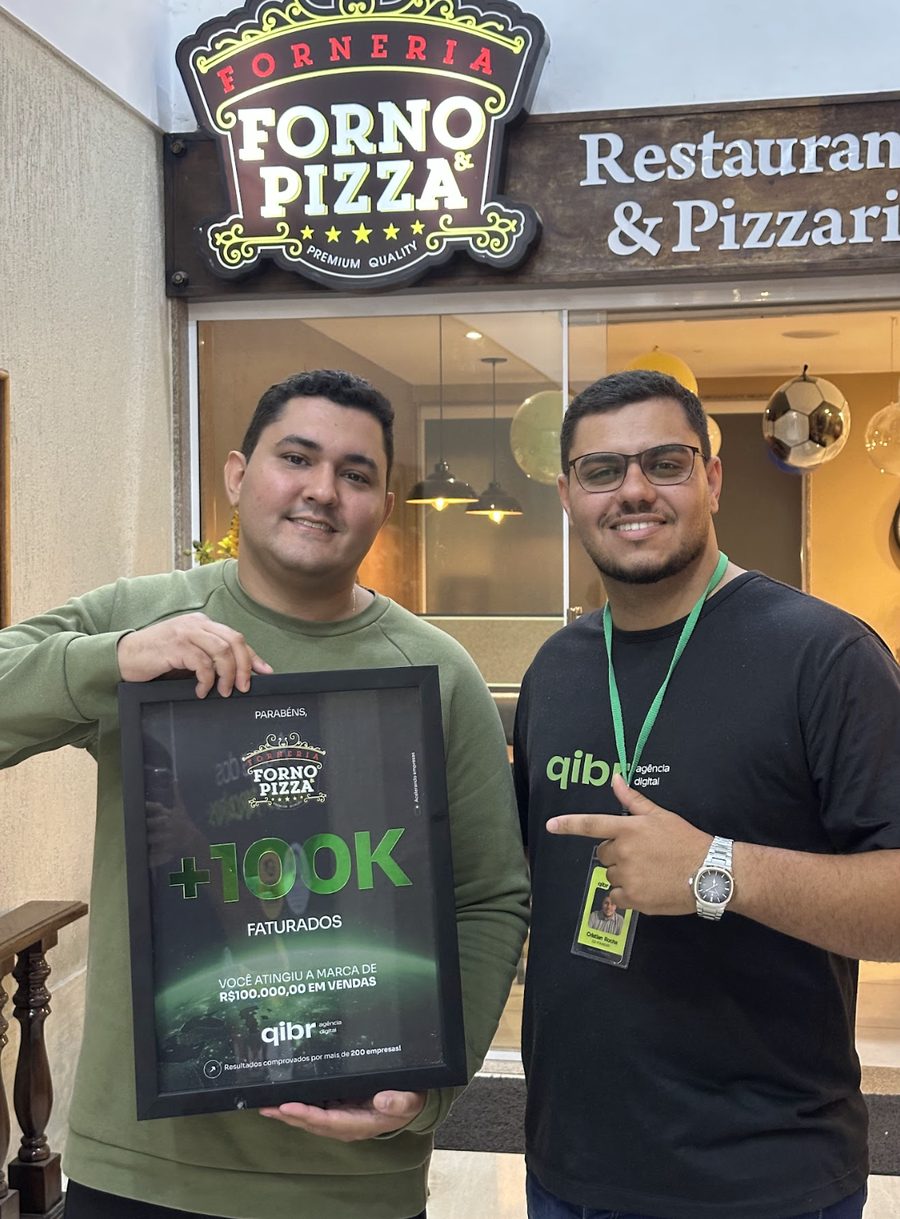 Equipe QIBR entregando placa de resultado para a Forneria Forno & Pizza